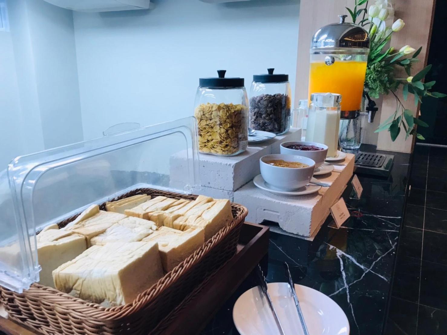 Mayflower Grande Suite Hotel Phitsanulok Extérieur photo