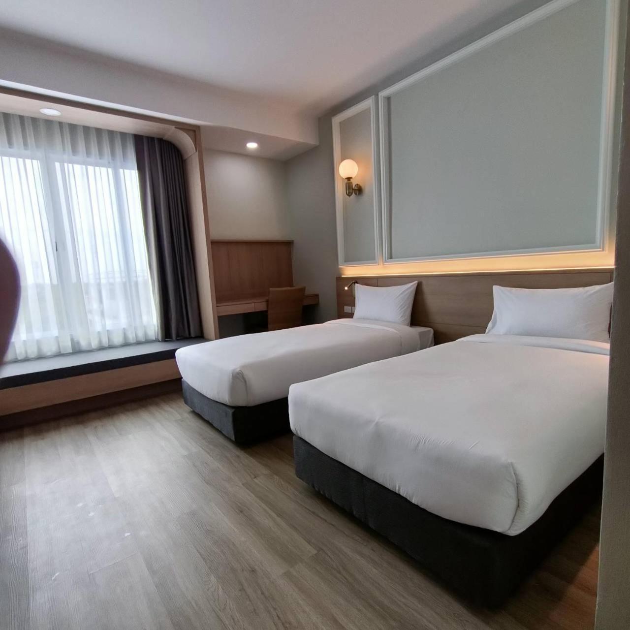 Mayflower Grande Suite Hotel Phitsanulok Extérieur photo