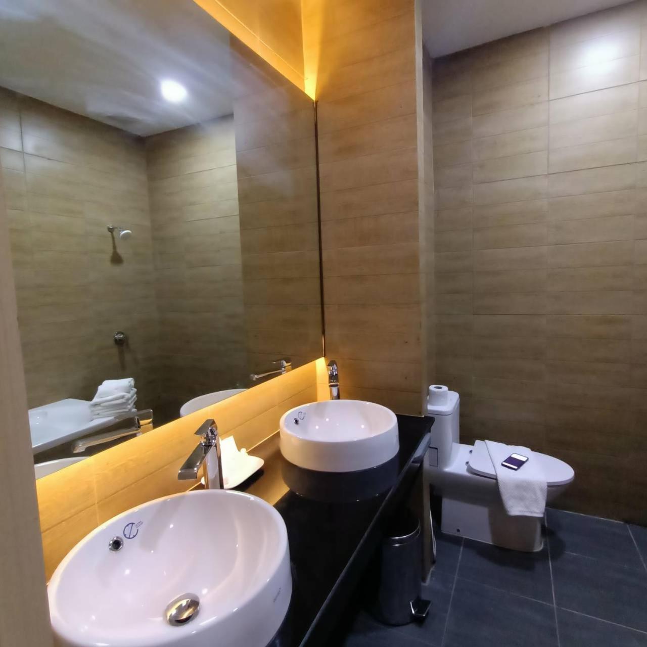 Mayflower Grande Suite Hotel Phitsanulok Extérieur photo