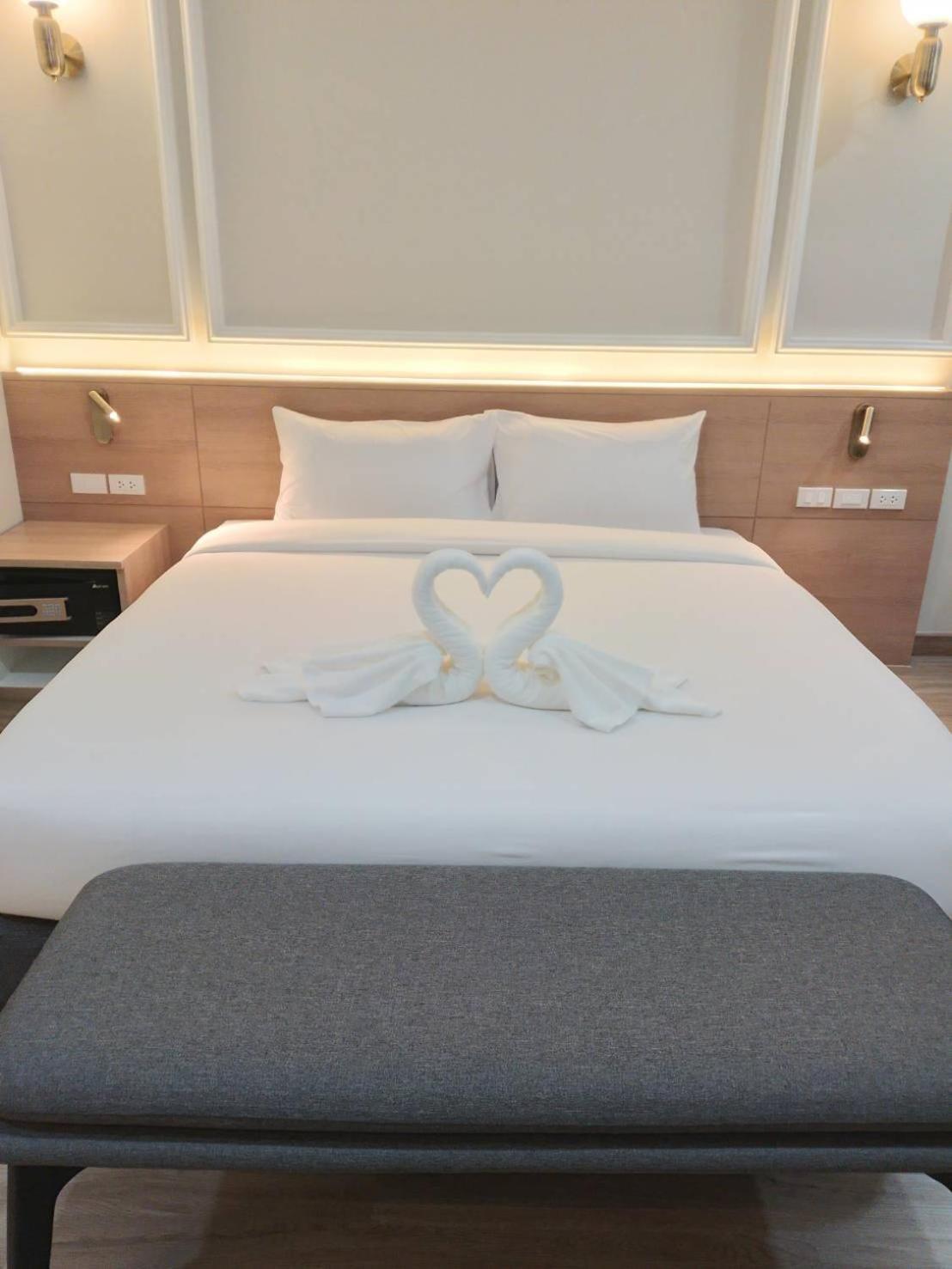 Mayflower Grande Suite Hotel Phitsanulok Extérieur photo