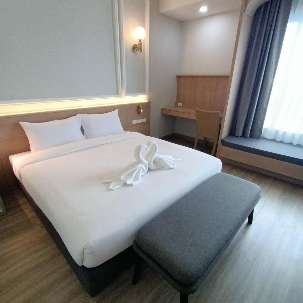 Mayflower Grande Suite Hotel Phitsanulok Extérieur photo